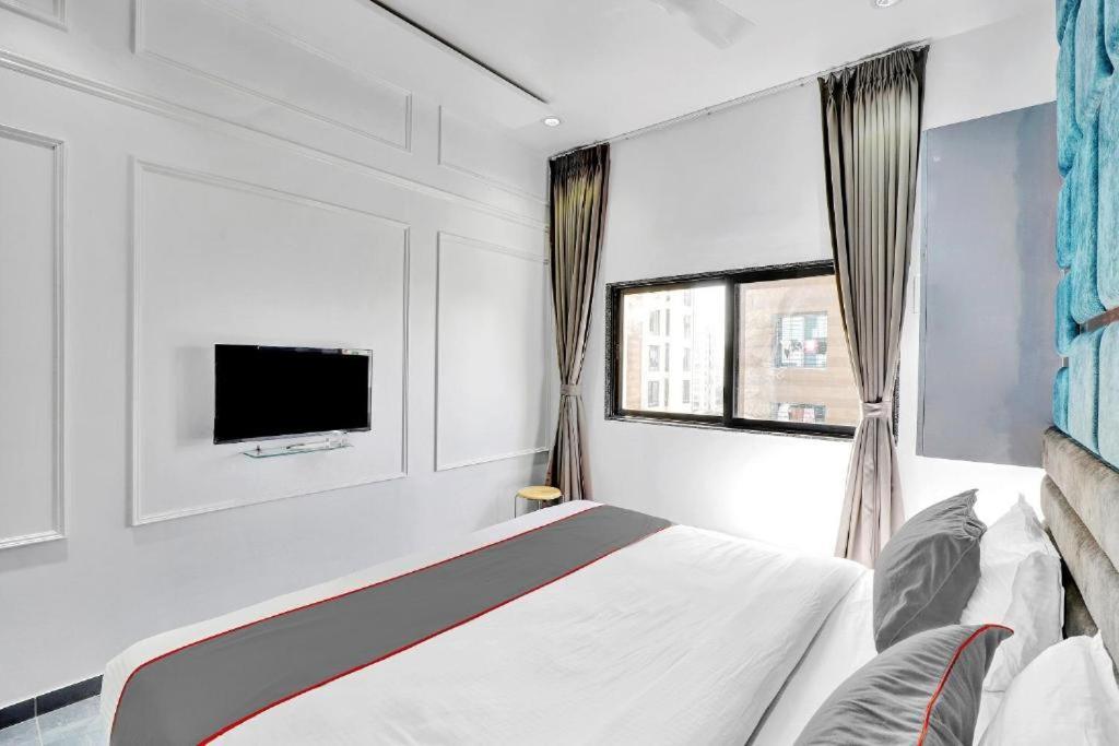 Hotel The Lowell Surat Exterior foto