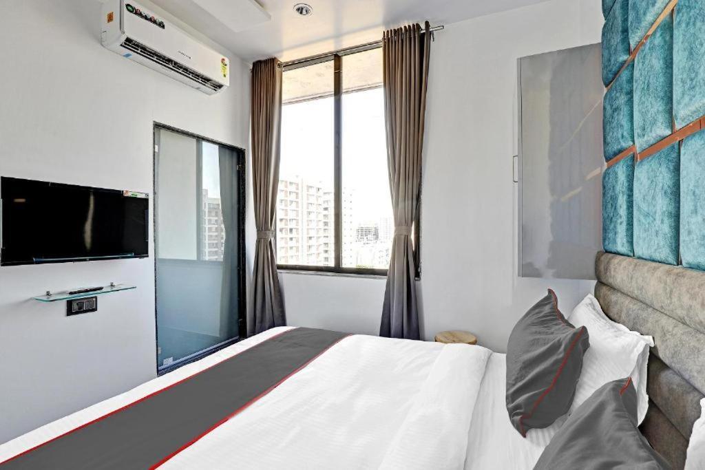 Hotel The Lowell Surat Exterior foto