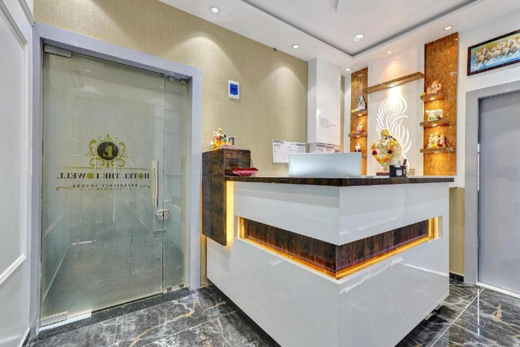 Hotel The Lowell Surat Exterior foto